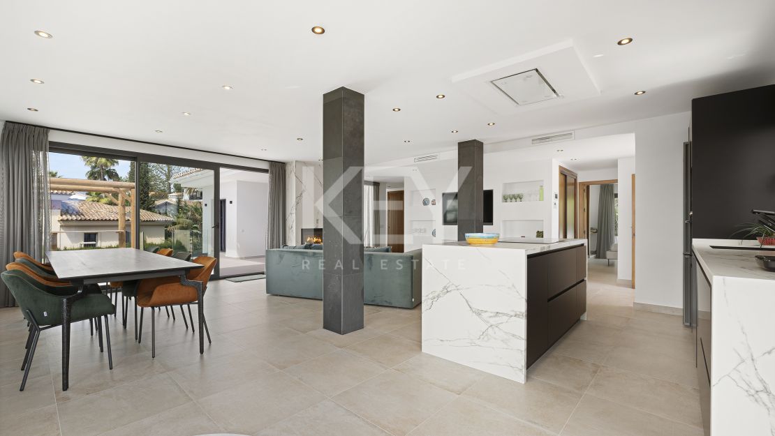 Villa contemporánea renovada con vistas al mar en Elviria, Marbella Este