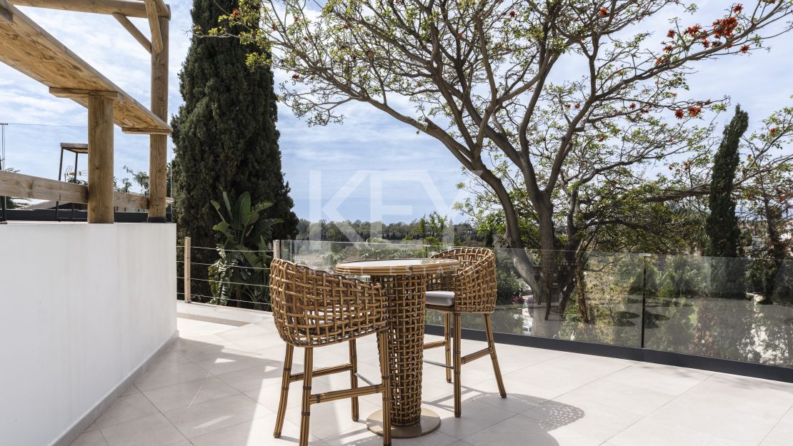 Villa contemporánea renovada con vistas al mar en Elviria, Marbella Este