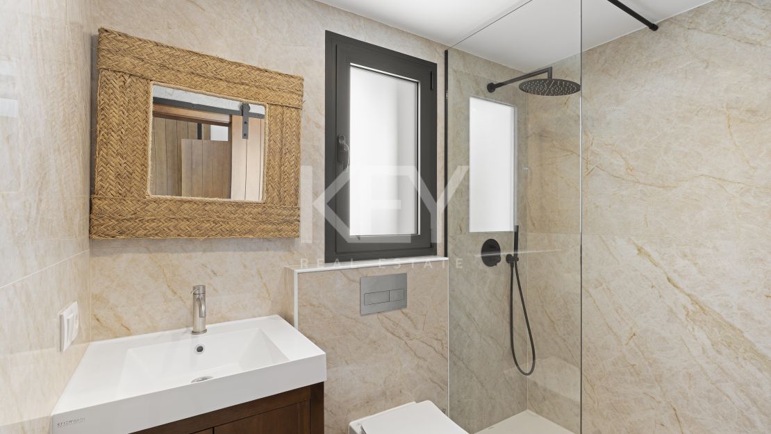 Villa contemporánea renovada con vistas al mar en Elviria, Marbella Este