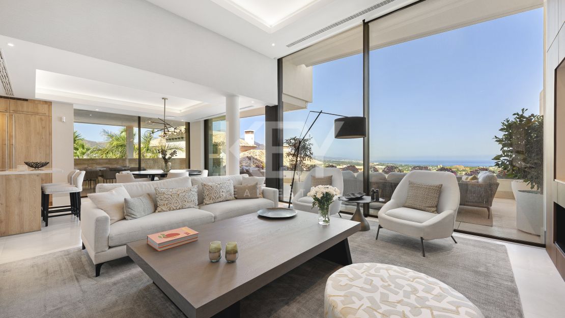 Apartamento duplex con vistas panorámicas al mar en La Quinta, Benahavís