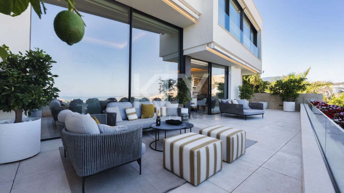 Apartamento duplex con vistas panorámicas al mar en La Quinta, Benahavís