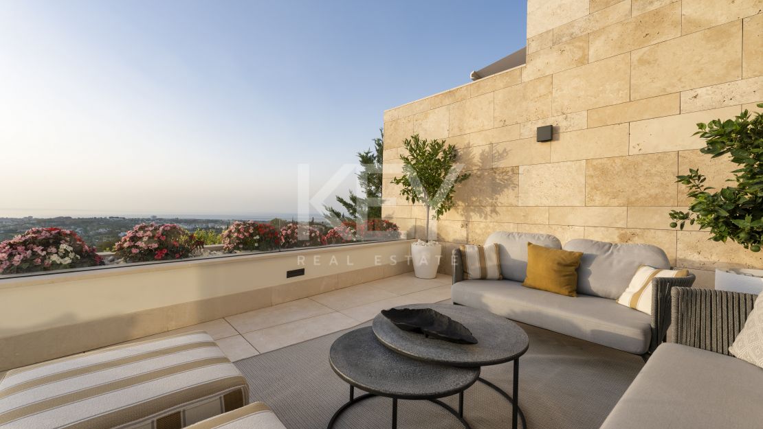 Apartamento duplex con vistas panorámicas al mar en La Quinta, Benahavís