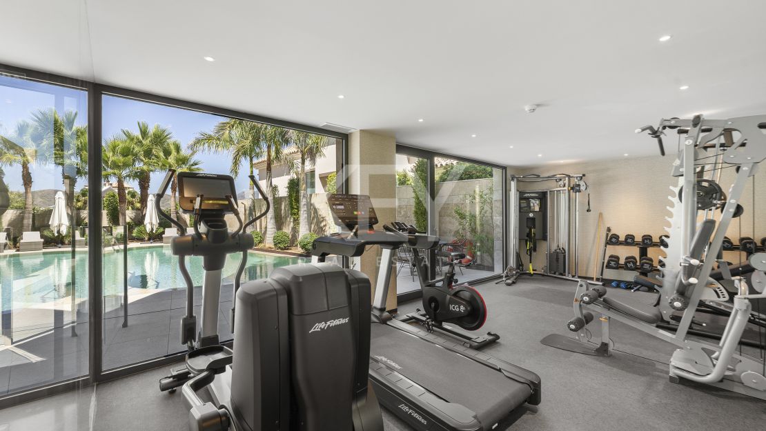 Apartamento duplex con vistas panorámicas al mar en La Quinta, Benahavís