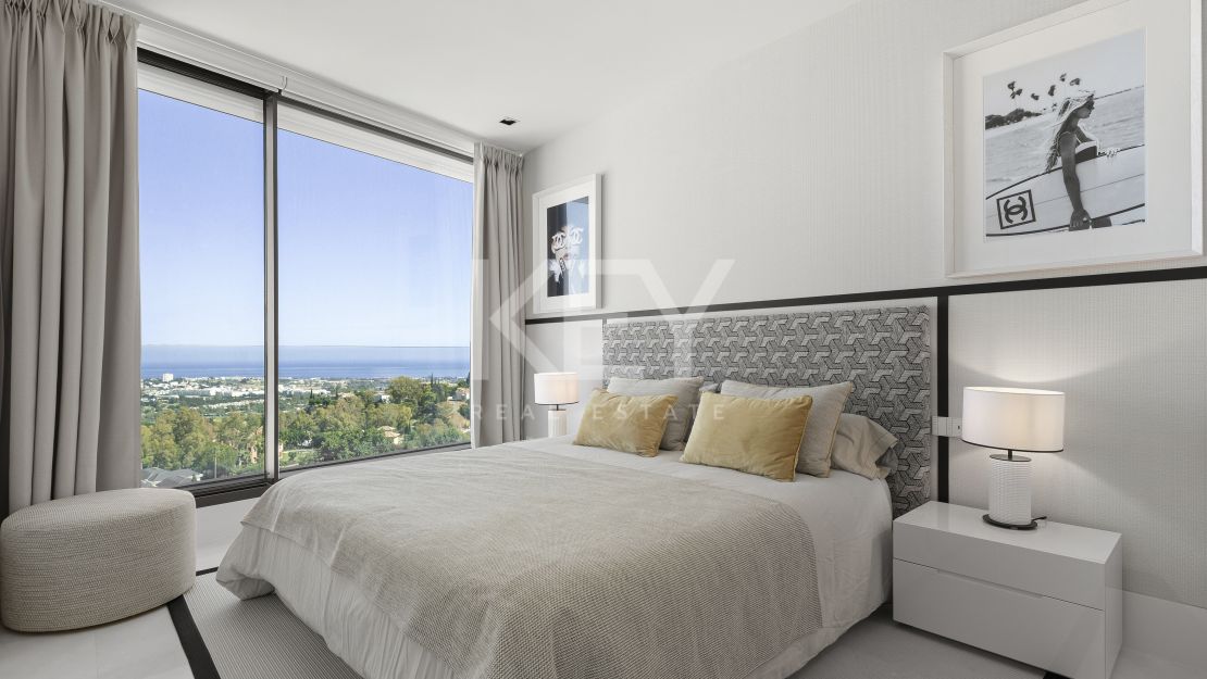 Apartamento duplex con vistas panorámicas al mar en La Quinta, Benahavís