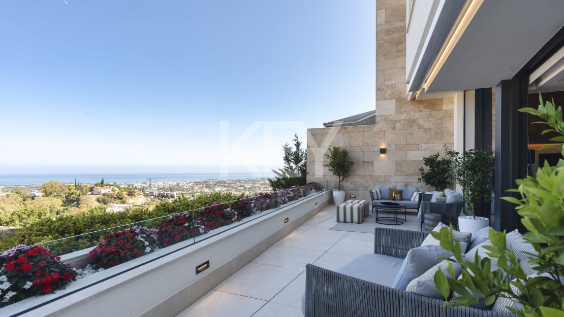 Apartamento duplex con vistas panorámicas al mar en La Quinta, Benahavís