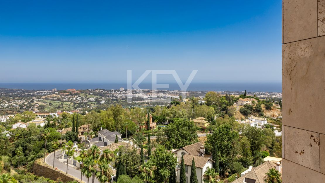 Apartamento duplex con vistas panorámicas al mar en La Quinta, Benahavís
