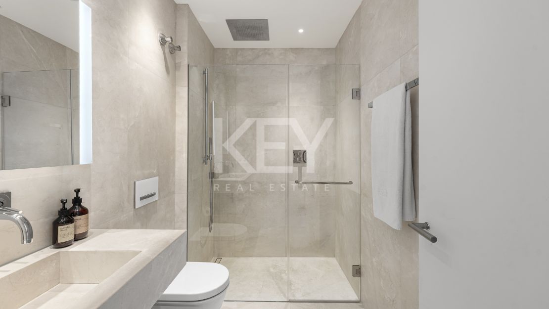 Apartamento duplex con vistas panorámicas al mar en La Quinta, Benahavís