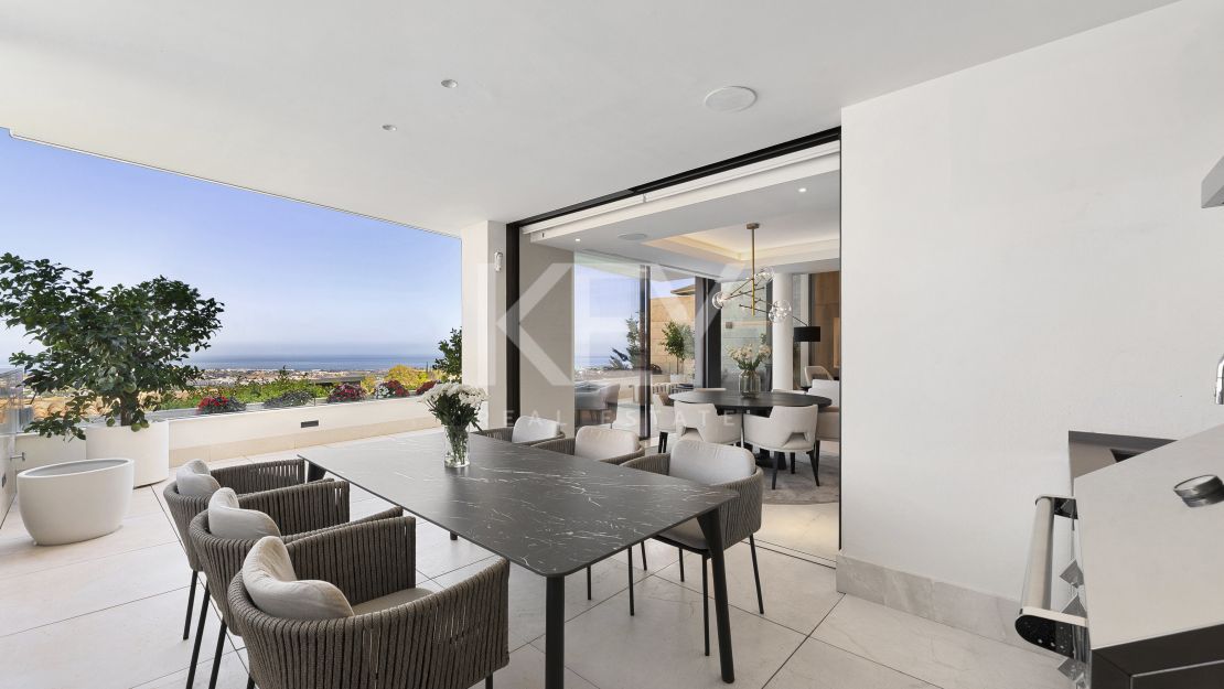 Apartamento duplex con vistas panorámicas al mar en La Quinta, Benahavís