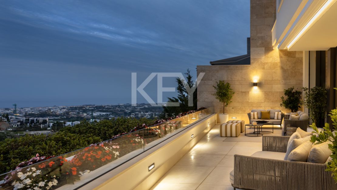 Apartamento duplex con vistas panorámicas al mar en La Quinta, Benahavís