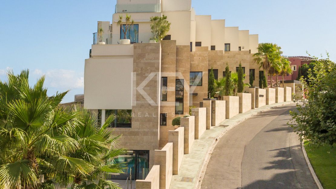 Apartamento duplex con vistas panorámicas al mar en La Quinta, Benahavís