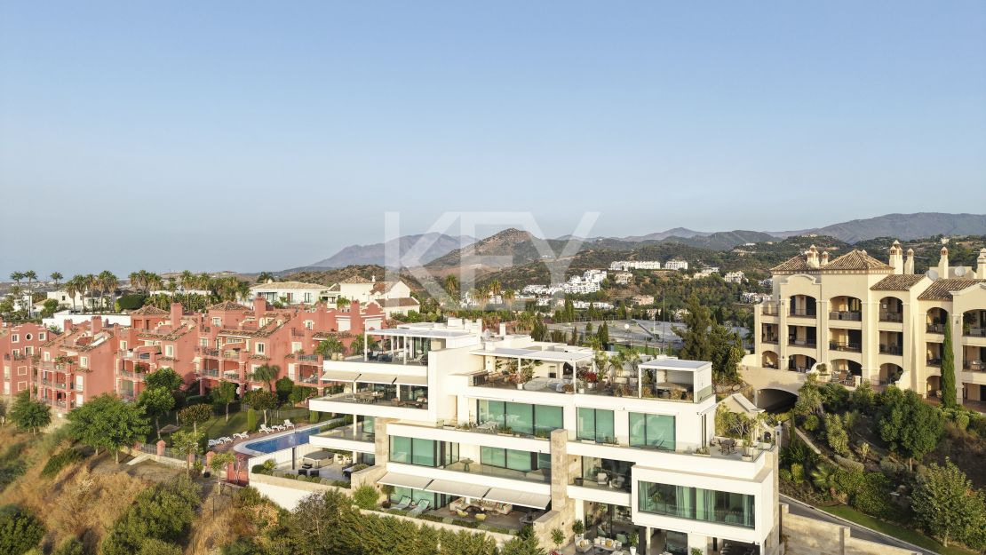 Apartamento duplex con vistas panorámicas al mar en La Quinta, Benahavís