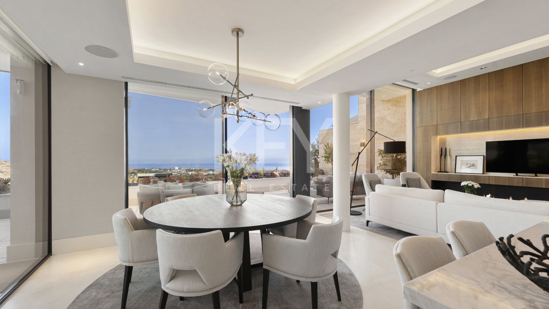 Apartamento duplex con vistas panorámicas al mar en La Quinta, Benahavís
