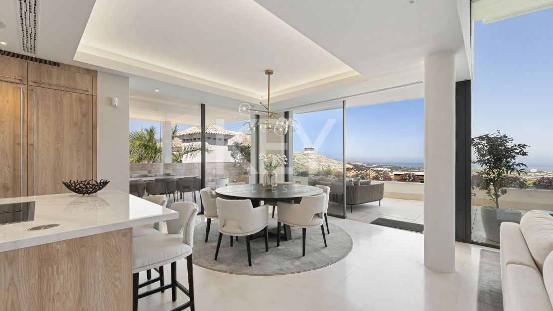 Apartamento duplex con vistas panorámicas al mar en La Quinta, Benahavís