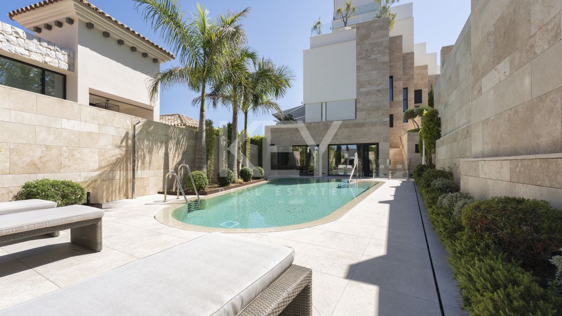 Apartamento duplex con vistas panorámicas al mar en La Quinta, Benahavís