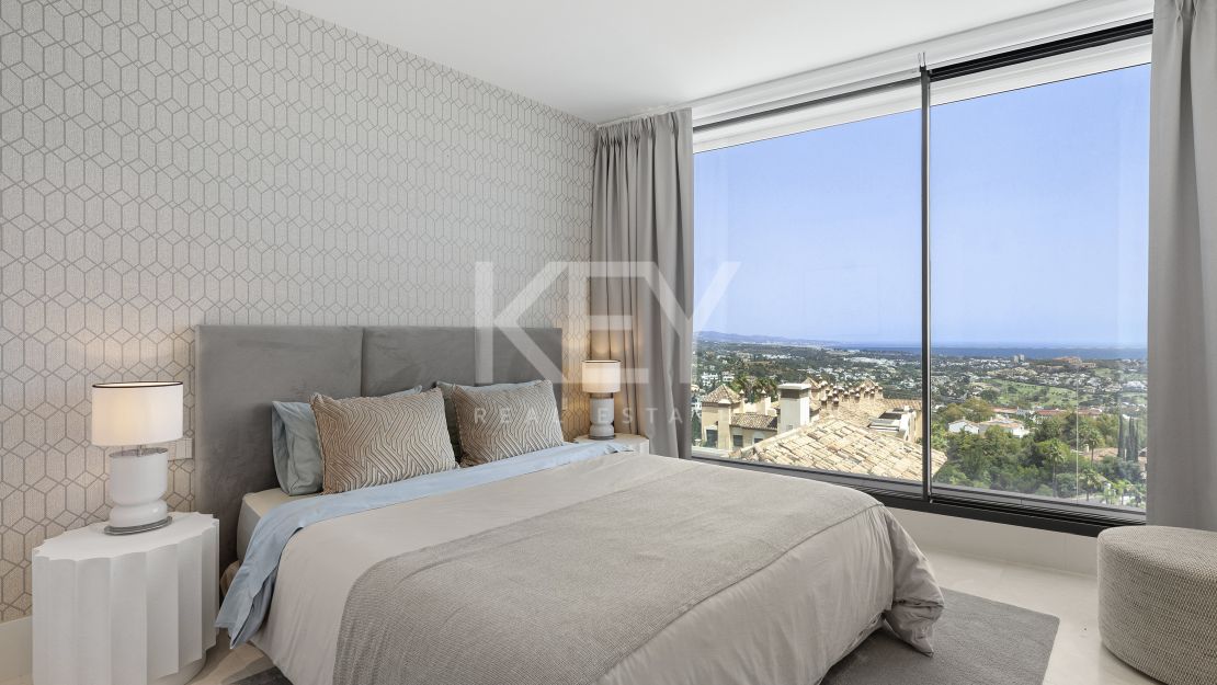Apartamento duplex con vistas panorámicas al mar en La Quinta, Benahavís