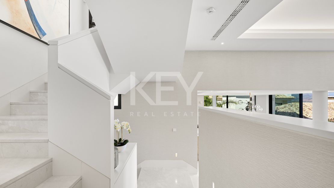 Apartamento duplex con vistas panorámicas al mar en La Quinta, Benahavís