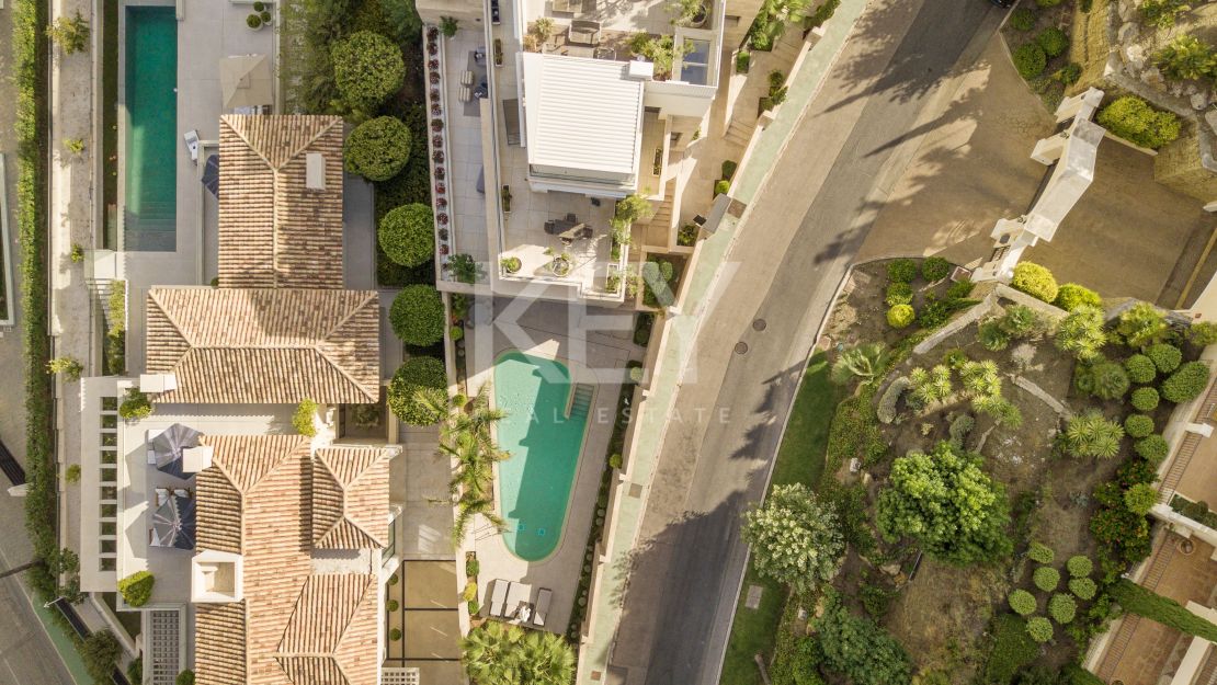 Apartamento duplex con vistas panorámicas al mar en La Quinta, Benahavís