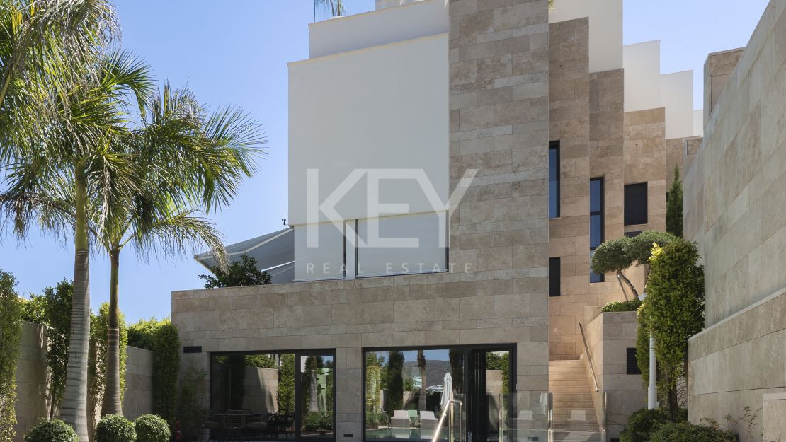 Apartamento duplex con vistas panorámicas al mar en La Quinta, Benahavís