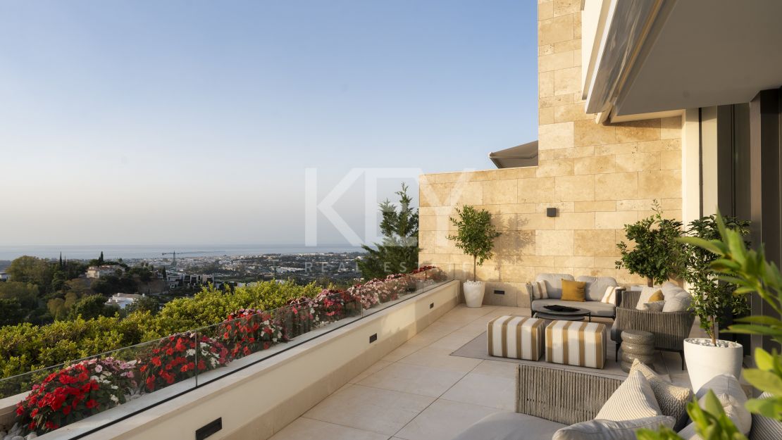 Apartamento duplex con vistas panorámicas al mar en La Quinta, Benahavís