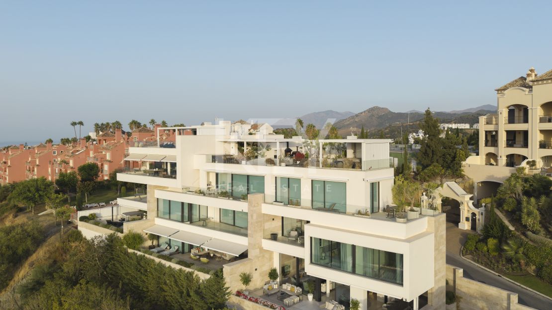 Apartamento duplex con vistas panorámicas al mar en La Quinta, Benahavís