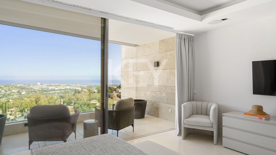 Apartamento duplex con vistas panorámicas al mar en La Quinta, Benahavís