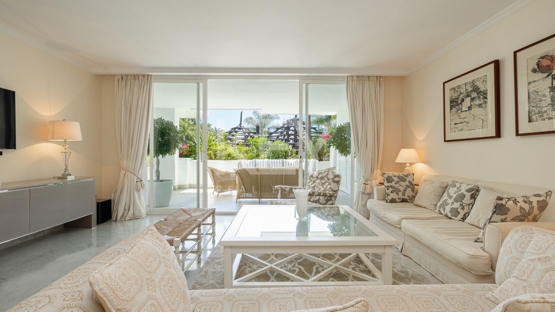 Elegante apartamento en planta baja en Puente Romano, Milla de Oro de Marbella