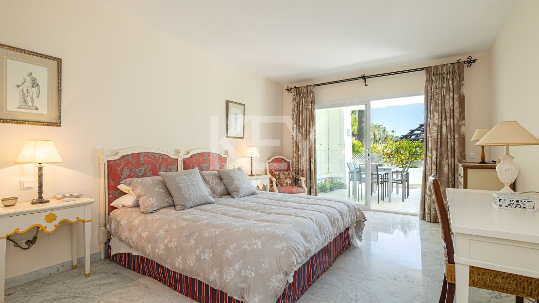Elegante apartamento en planta baja en Puente Romano, Milla de Oro de Marbella