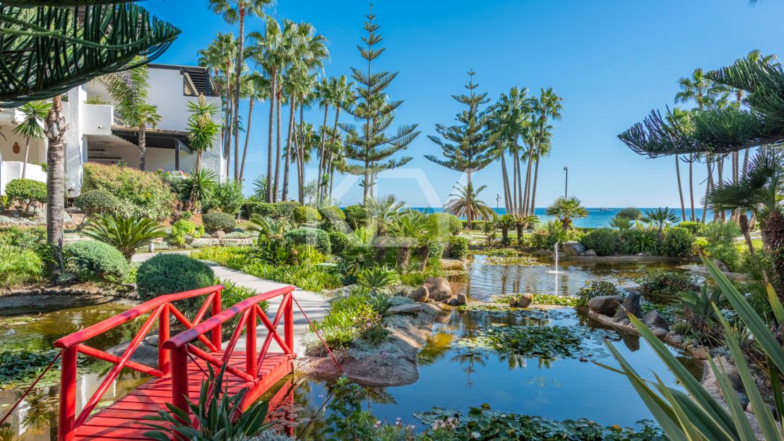 Elegante apartamento en planta baja en Puente Romano, Milla de Oro de Marbella