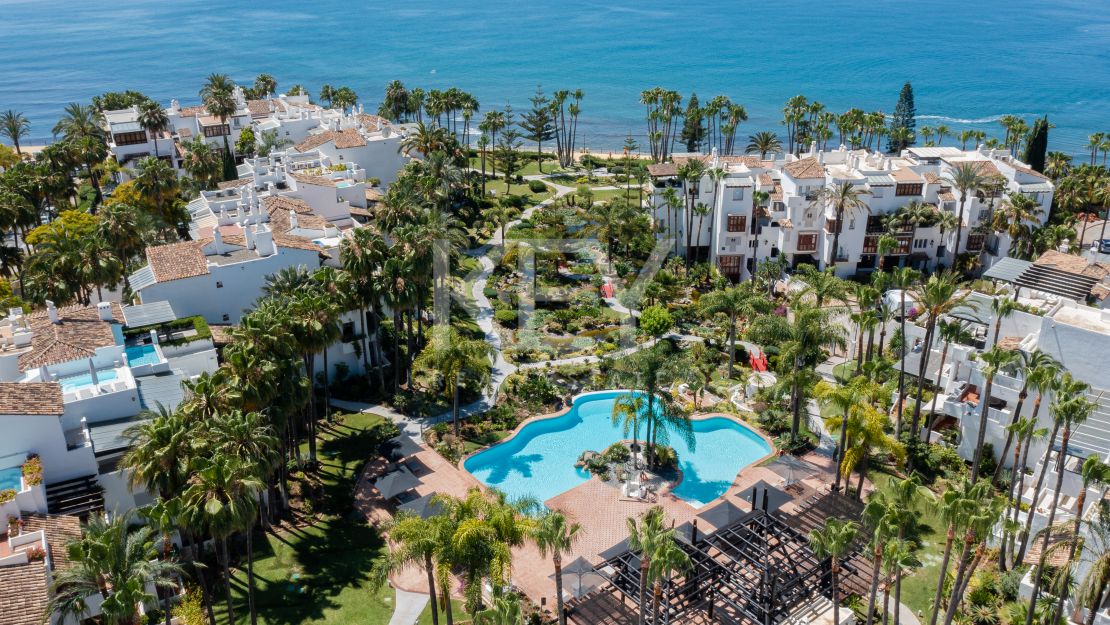 Elegante apartamento en planta baja en Puente Romano, Milla de Oro de Marbella