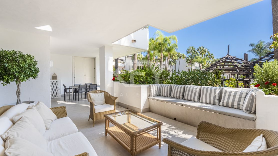 Elegante apartamento en planta baja en Puente Romano, Milla de Oro de Marbella