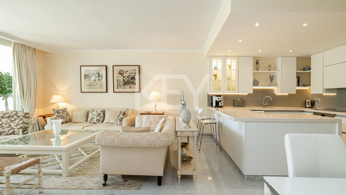 Elegante apartamento en planta baja en Puente Romano, Milla de Oro de Marbella