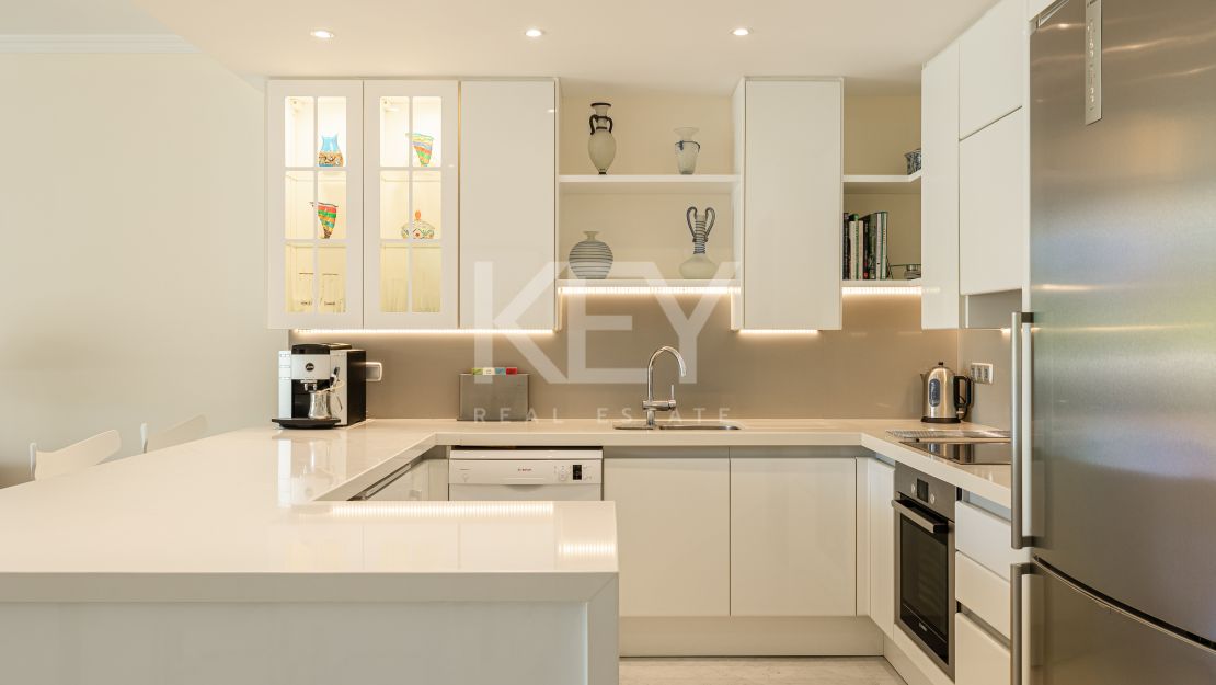 Elegante apartamento en planta baja en Puente Romano, Milla de Oro de Marbella