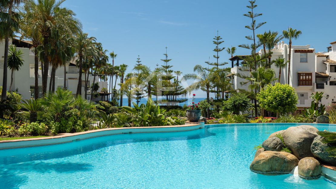 Elegante apartamento en planta baja en Puente Romano, Milla de Oro de Marbella