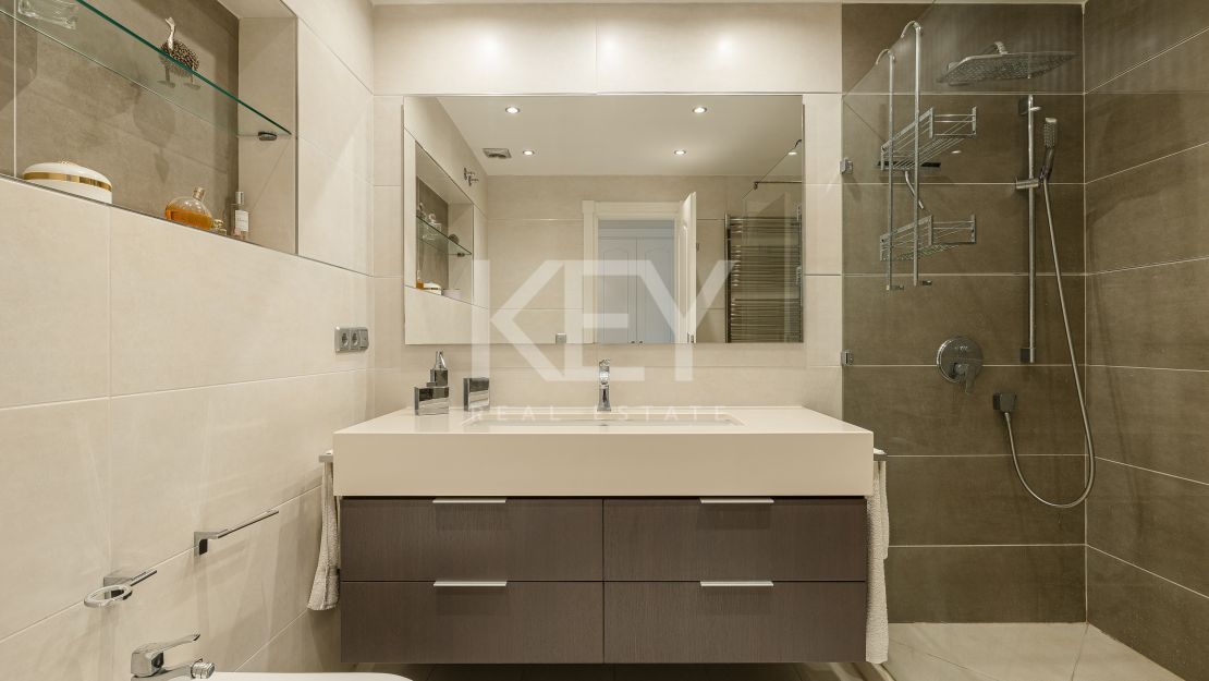 Elegante apartamento en planta baja en Puente Romano, Milla de Oro de Marbella