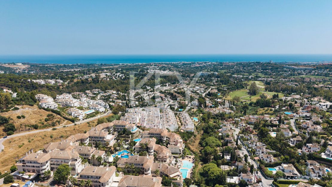 Dúplex elegante con vistas panorámicas al mar en Aloha Hill Club, Nueva Andalucía