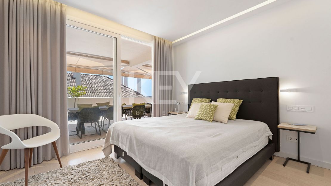 Dúplex elegante con vistas panorámicas al mar en Aloha Hill Club, Nueva Andalucía