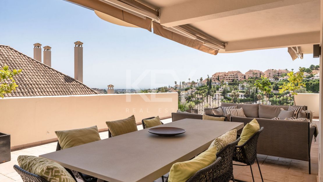 Dúplex elegante con vistas panorámicas al mar en Aloha Hill Club, Nueva Andalucía