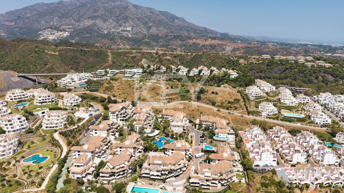 Dúplex elegante con vistas panorámicas al mar en Aloha Hill Club, Nueva Andalucía