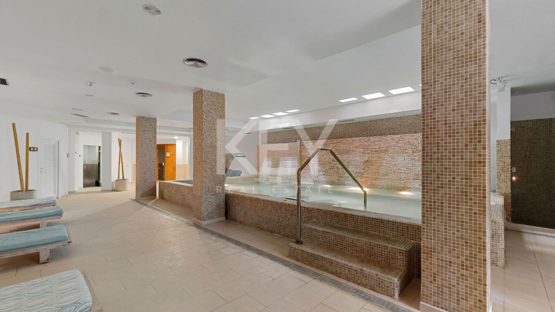 Dúplex elegante con vistas panorámicas al mar en Aloha Hill Club, Nueva Andalucía