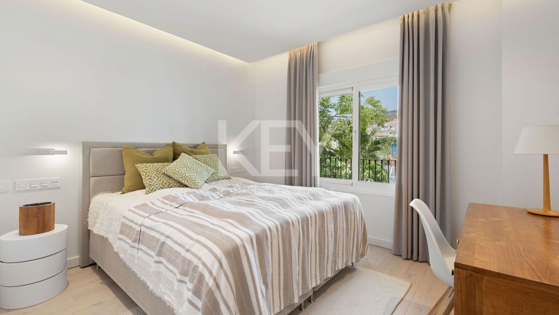 Dúplex elegante con vistas panorámicas al mar en Aloha Hill Club, Nueva Andalucía