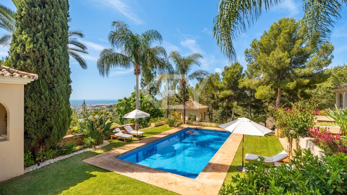 Espectacular finca andaluza con vistas panorámicas al mar y pista de tenis en El Madroñal