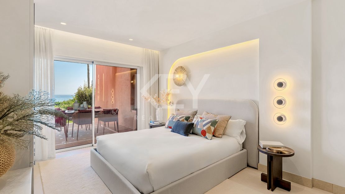 Apartamento renovado en primera línea de playa con acceso directo al mar en la Nueva Milla de Oro