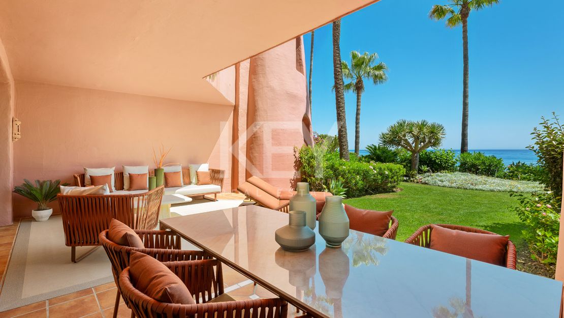 Apartamento renovado en primera línea de playa con acceso directo al mar en la Nueva Milla de Oro