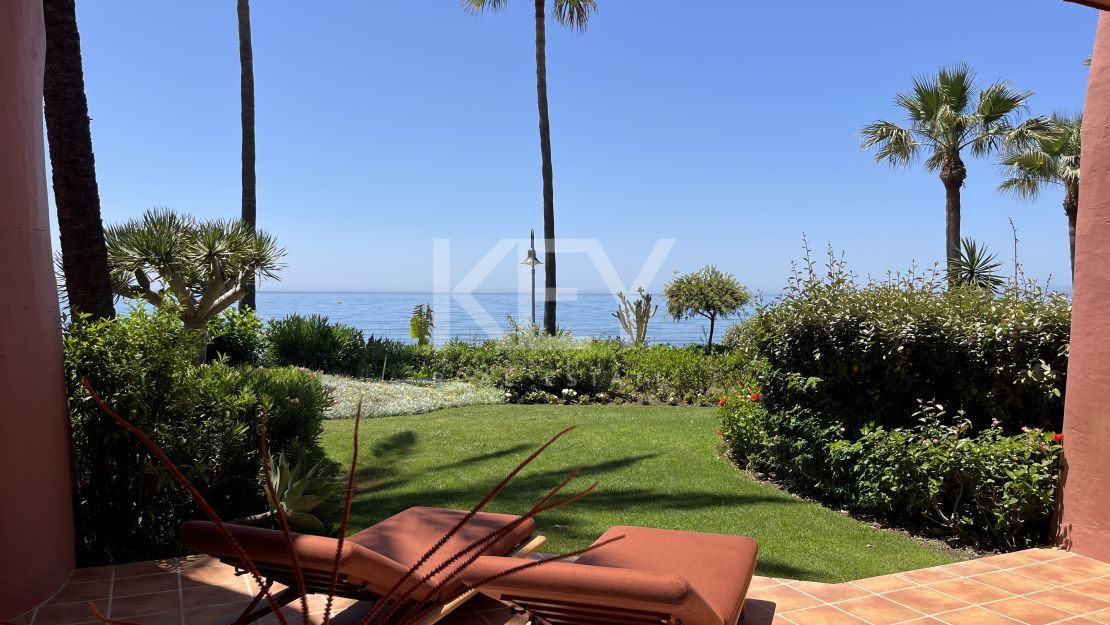 Apartamento renovado en primera línea de playa con acceso directo al mar en la Nueva Milla de Oro