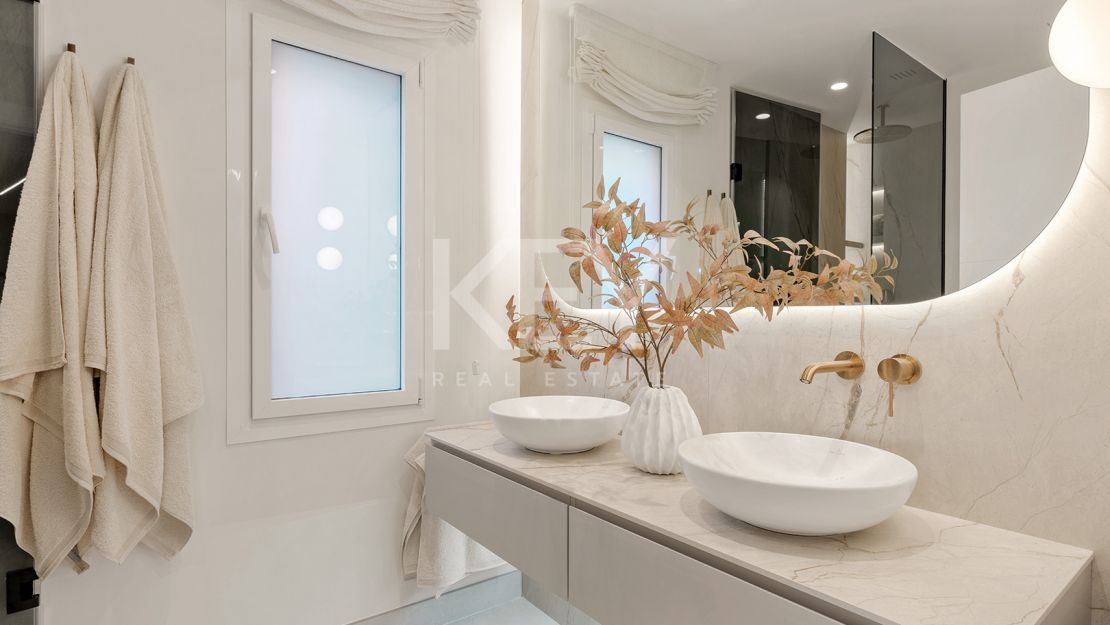 Apartamento renovado en primera línea de playa con acceso directo al mar en la Nueva Milla de Oro