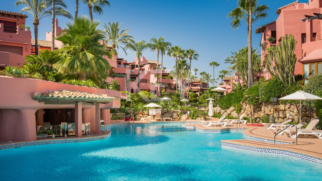 Apartamento renovado en primera línea de playa con acceso directo al mar en la Nueva Milla de Oro
