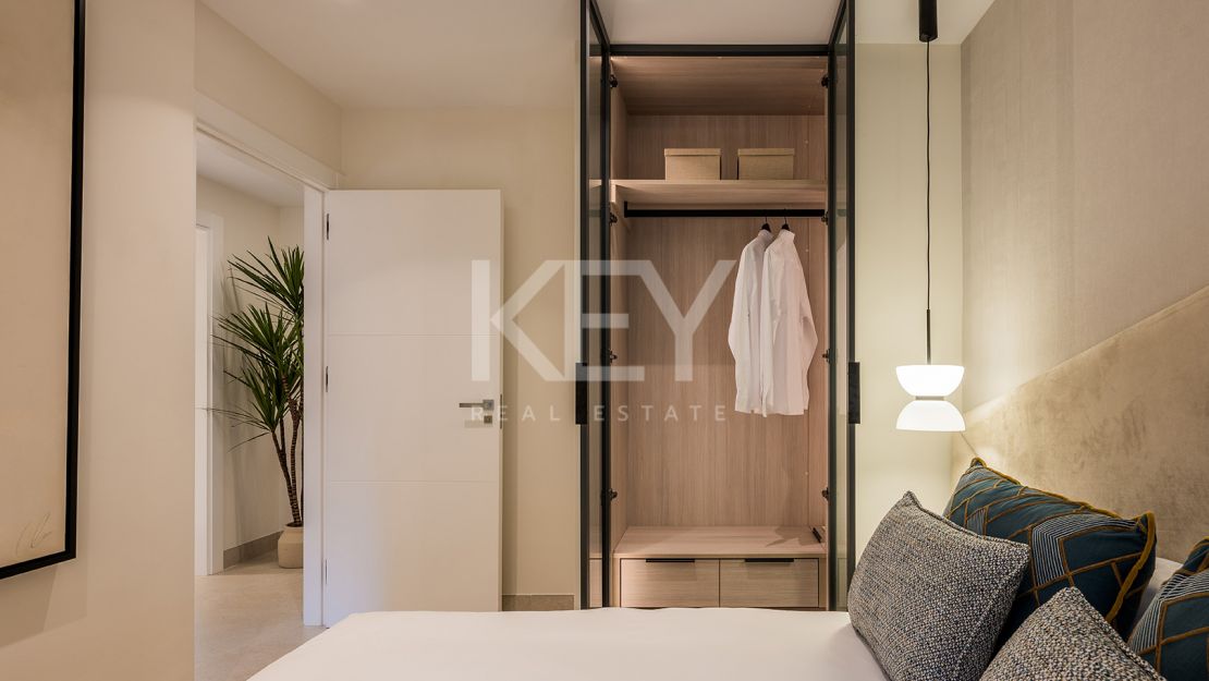 Apartamento renovado en primera línea de playa con acceso directo al mar en la Nueva Milla de Oro