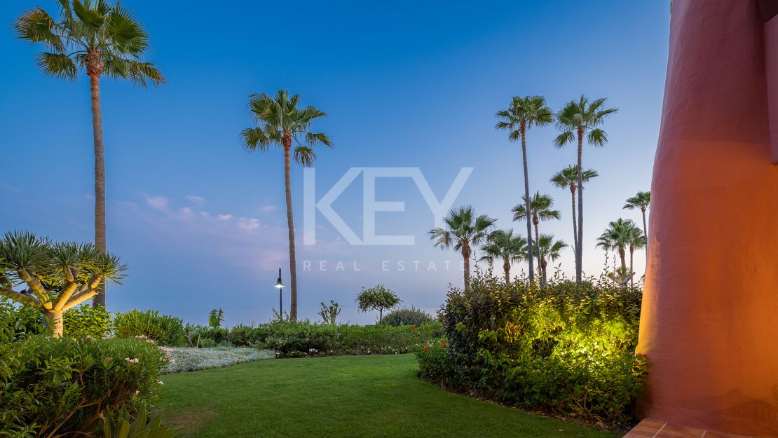 Apartamento renovado en primera línea de playa con acceso directo al mar en la Nueva Milla de Oro