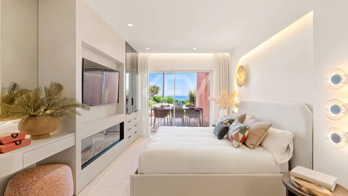 Apartamento renovado en primera línea de playa con acceso directo al mar en la Nueva Milla de Oro