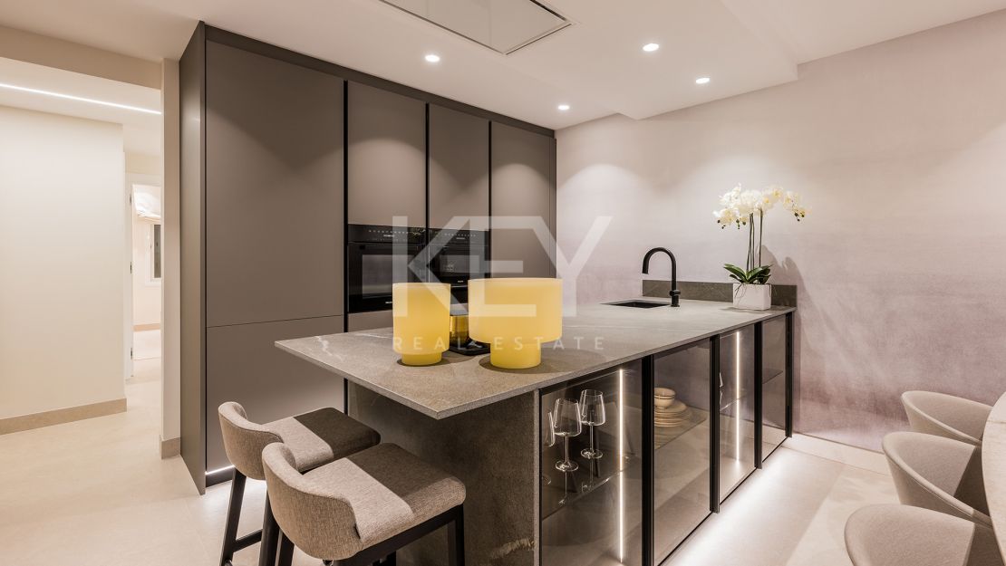 Apartamento renovado en primera línea de playa con acceso directo al mar en la Nueva Milla de Oro